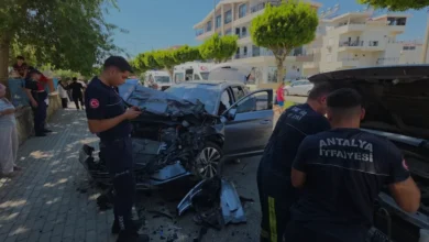 Manavgat Cumhuriyet Caddesinde İki Aracın Çarpışması Sonucu 3 Kişi Yaralandı