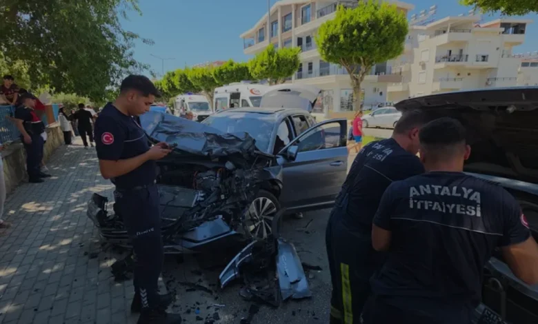Manavgat Cumhuriyet Caddesinde İki Aracın Çarpışması Sonucu 3 Kişi Yaralandı