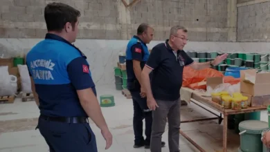Mersin Akdeniz İlçesinde 3 Bin 500 Kova Bozuk Turşu İmha Edildi