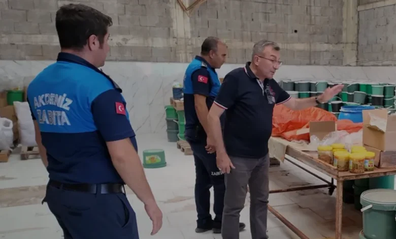 Mersin Akdeniz İlçesinde 3 Bin 500 Kova Bozuk Turşu İmha Edildi