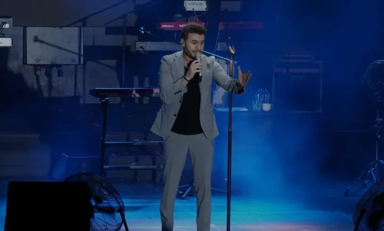 Mustafa Ceceli Antalya Konserinde Müzikal Yeteneğini Sergiledi