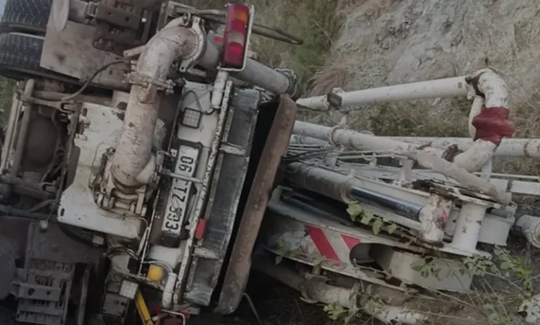 Osmaniye Kadirli'de beton mikseri devrildi
