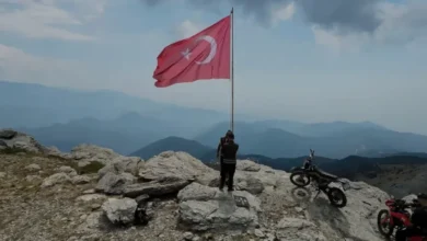 Osmaniye'de motosiklet tutkunları 2 bin 200 rakımda bayrak nöbetinde