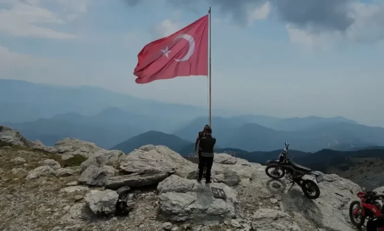 Osmaniye'de motosiklet tutkunları 2 bin 200 rakımda bayrak nöbetinde