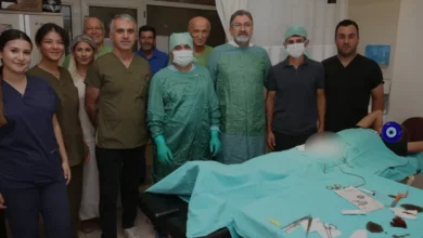 Serik Belediye Başkanı Kumbul sünnet şöleninde cerrah önlüğünü giydi