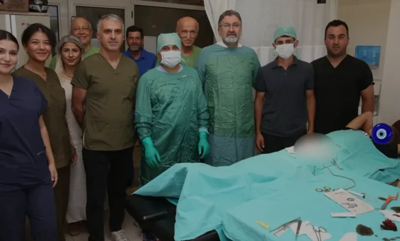Serik Belediye Başkanı Kumbul sünnet şöleninde cerrah önlüğünü giydi