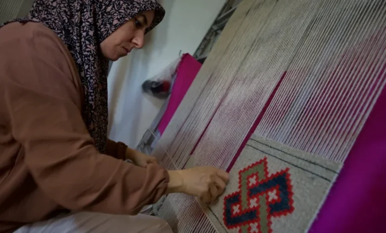 Toprakkale Kadın Kooperatifi Karatepe Kilimi Dokuyor