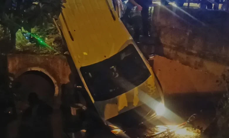 Adana Kozan'da Sulama Kanalına Düşen Araçta İki Kişi Yaralandı