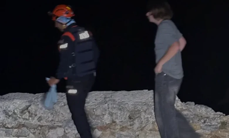 Alanya Kalesi kayalıklarında mahsur kalan 3 turist kurtarıldı
