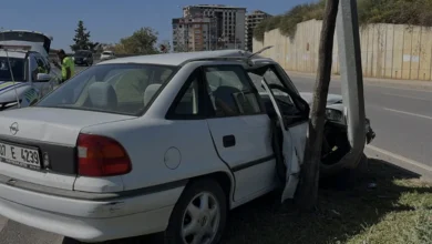 Alanya'da Aydınlatma Direğine Çarpan Otomobilde Bir Kişi Yaralandı