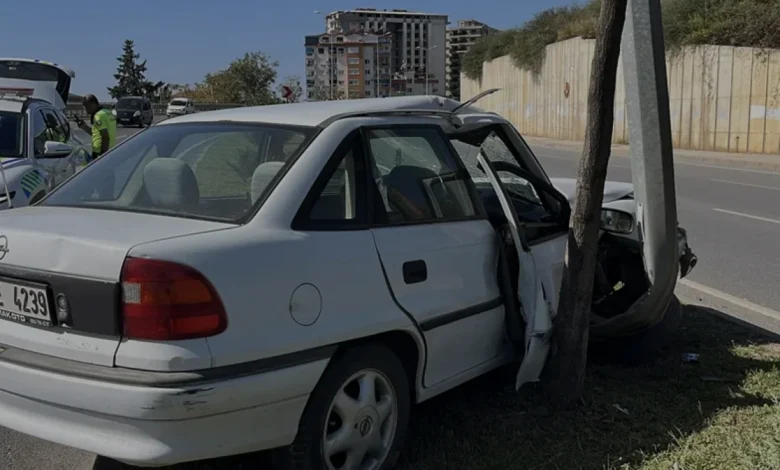 Alanya'da Aydınlatma Direğine Çarpan Otomobilde Bir Kişi Yaralandı