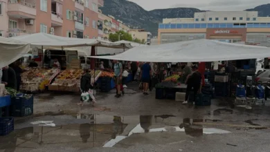 Alanya'da şiddetli sağanak pazar yerini sular altında bıraktı