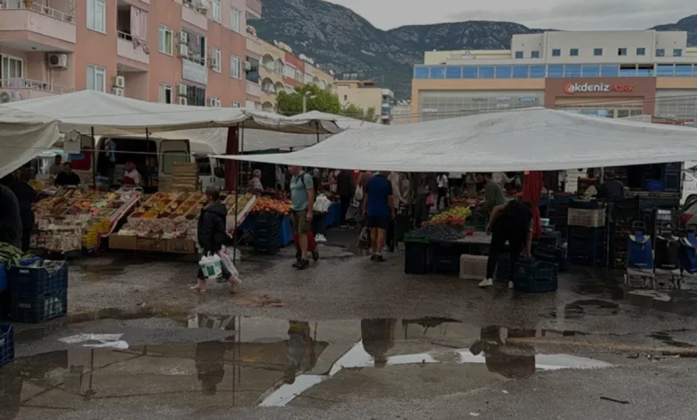 Alanya'da şiddetli sağanak pazar yerini sular altında bıraktı