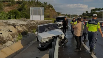 Alanya'da Trafik Kazası Bariyerlere Saplanan Araçta Sürücü Yaralandı