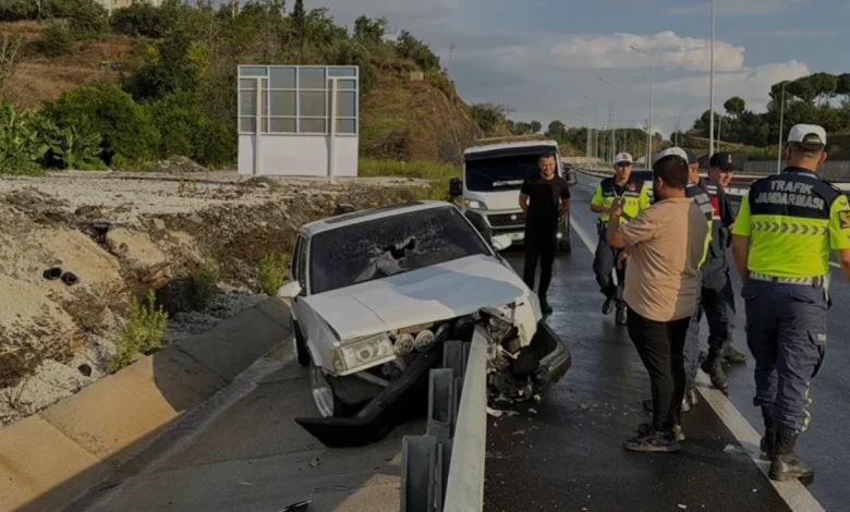 Alanya'da Trafik Kazası Bariyerlere Saplanan Araçta Sürücü Yaralandı