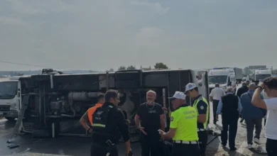 Antalya Aksu ilçesinde midibüs devrildi 5 kişi yaralandı