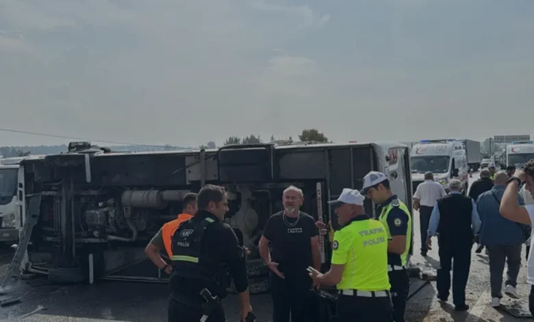 Antalya Aksu ilçesinde midibüs devrildi 5 kişi yaralandı