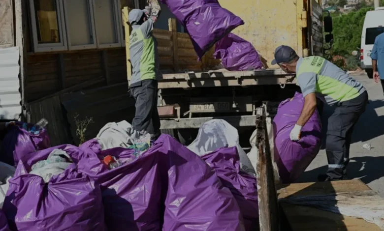 Antalya Kepezde Bir Evden 6 Kamyon Çöp Çıkarıldı