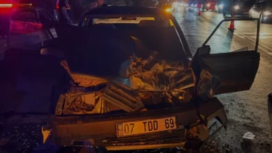 Antalyada kırmızı ışıkta bekleyen otobüse çarpan sürücü ağır yaralandı