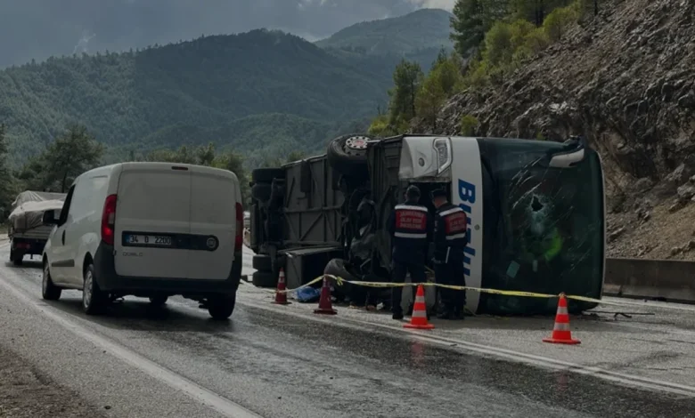 Burdur Ağlasun mevkisinde yolcu otobüsü devrildi 1 ölü 9 yaralı