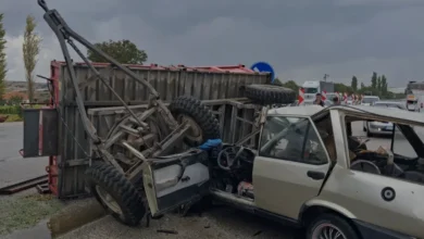Burdur Antalya kara yolunda traktör ve otomobil çarpıştı
