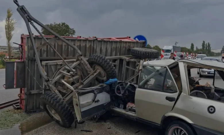 Burdur Antalya kara yolunda traktör ve otomobil çarpıştı