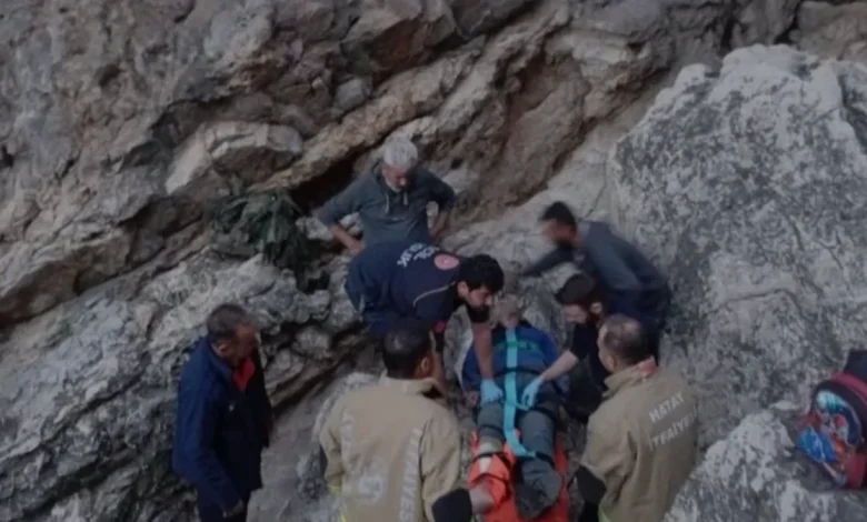 Hatay Yayladağı Karamağara Koyu'nda Kayalıklardan Düşen Kişi Yaralandı