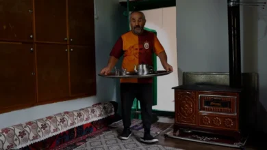 Isparta'da Görme ve İşitme Engelli Ömer Akça Annesine Bakıyor
