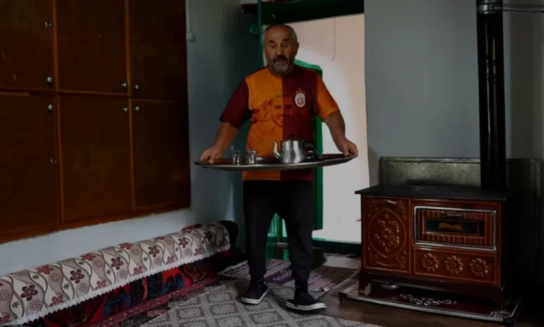 Isparta'da Görme ve İşitme Engelli Ömer Akça Annesine Bakıyor