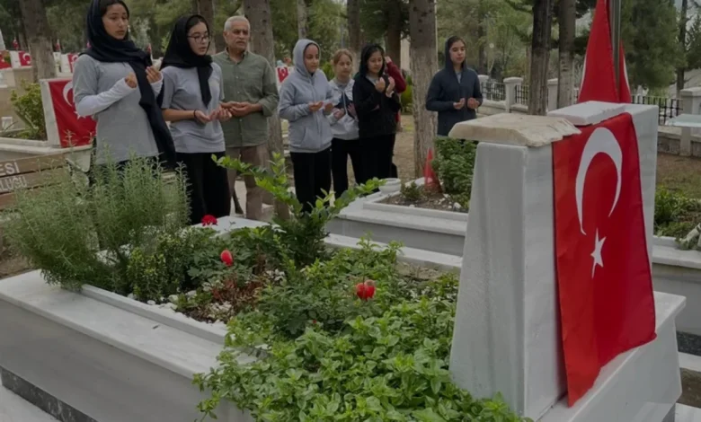 Kadirli Cevdetpaşa Ortaokulu öğrencileri şehitliği ziyaret etti