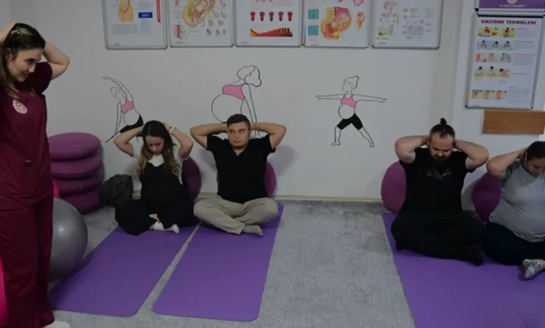 Kemer Devlet Hastanesi Gebe Okulu anne ve baba adaylarını eğitiyor