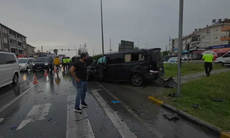 Manavgat D400 kara yolunda zincirleme kaza 3 yaralı