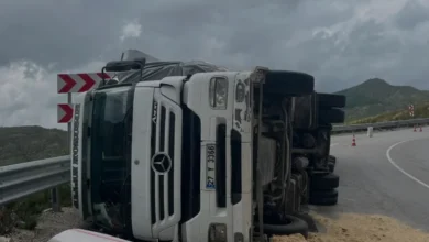 Manavgat'ta Saman Yüklü Tır Devrildi