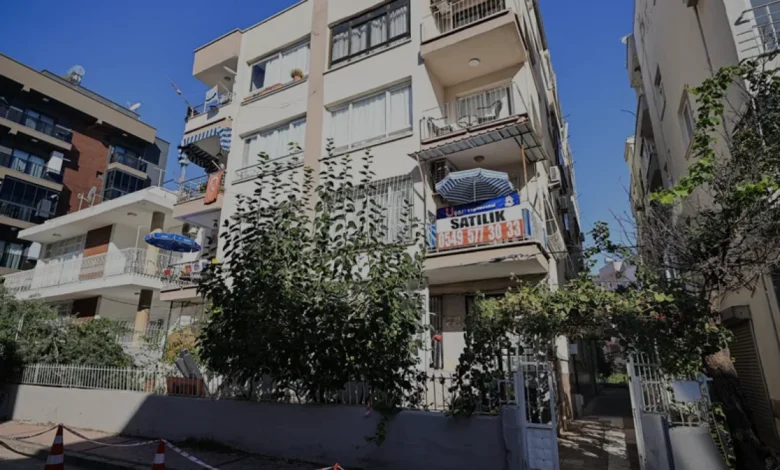 Mersin Yenişehirde Çatlaklar Oluşan Bina Tahliye Edildi