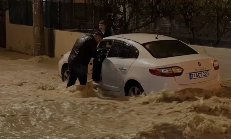 Mersin'de Şiddetli Sağanak Hayatı Felç Etti
