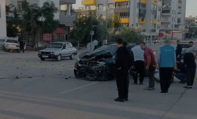 Osmaniye Kadirli'de İki Otomobil Çarpıştı 3 Kişi Yaralandı