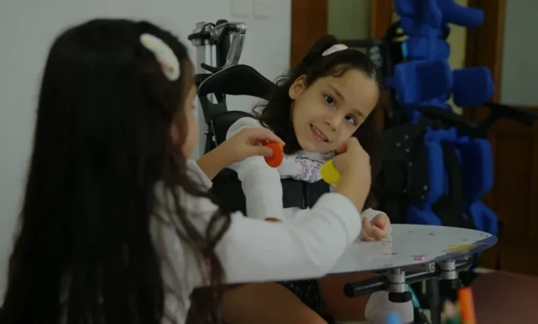 Serebral Palsili Masal ve İkiz Kardeşi Kumsalın Örnek Dayanışması